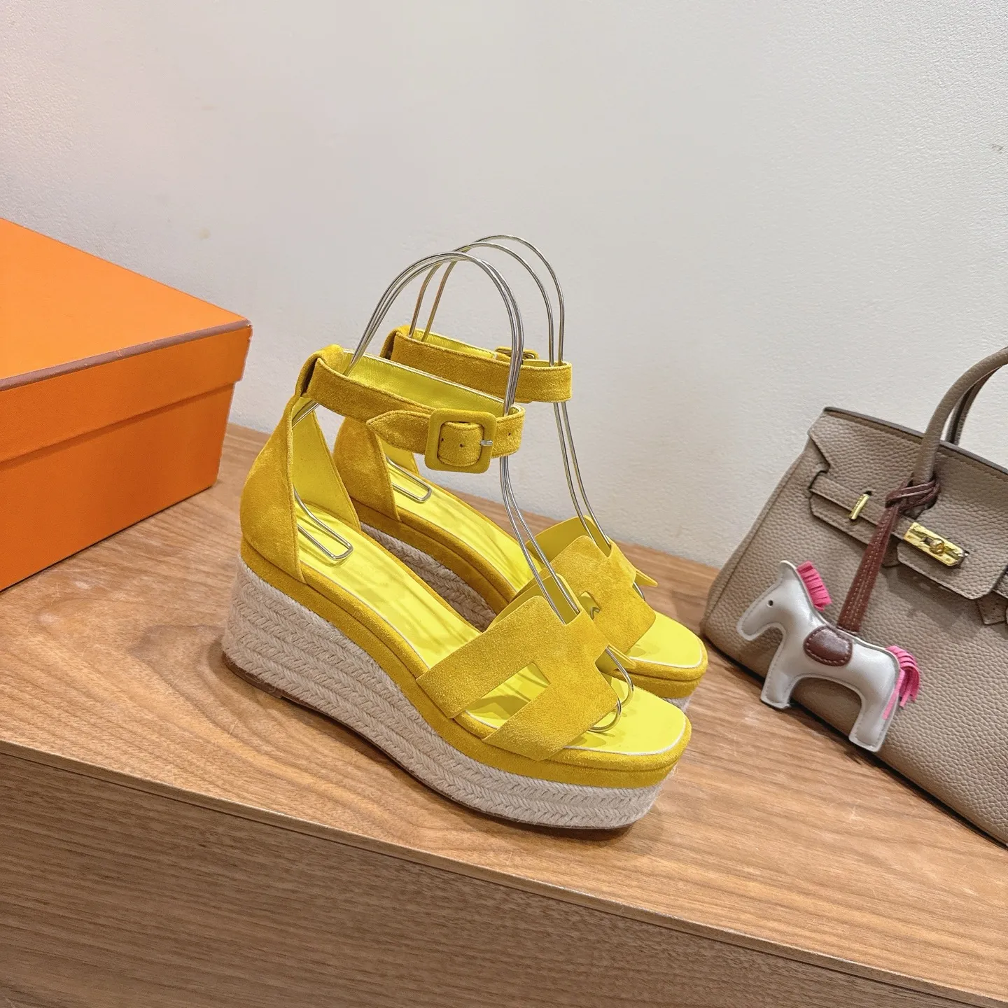 👟👟Ex-factory price 720👟👟 Hermes... a Eclair 2025 new color + popular series, the version is super positive, with a certain thickness, which makes the legs longer! Breathable, comfortable calfskin, spring and summer color matching, this item is both beautiful and comfortable! Channel supply code size: 35-39 can be ordered as 40.41 with airplane box ➕20